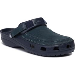 Klapki CROCS - Yukon Vista Clog M 205177 Navy/Navy. Niebieskie klapki męskie Crocs, ze skóry, bez zapięcia. W wyprzedaży za 179,00 zł.