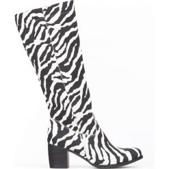 Kozaki na słupku - skóra naturalna - model 154 - kolor zebra. Szare kozaki damskie Zapato, do pracy, na lato, ze skóry, biznesowe, na wysokim obcasie, na obcasie, bez zapięcia. W wyprzedaży za 342,30 zł.