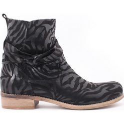 Botki - skóra naturalna - model 458 - kolor czarny zebra. Czarne botki damskie Zapato, z jeansu, eleganckie, z okrągłym noskiem, bez obcasa, na płaskiej podeszwie, bez zapięcia. W wyprzedaży za 299,25 zł.