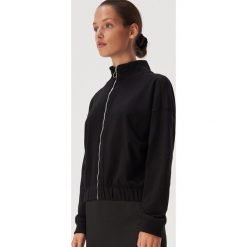 Bluza z napisem na plecach - Czarny. Czarne bluzy damskie Sinsay, s, z napisami. W wyprzedaży za 29,99 zł.