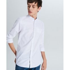 Gładka koszula typu collar band - Biały. Białe koszule męskie Cropp, s, bez wzorów, bez kołnierzyka, bez rękawów. Za 79,99 zł.