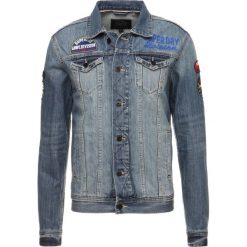 Superdry ROGUE PATCH TRUCKER Kurtka jeansowa stormy blue. Niebieskie marynarki męskie Superdry, xl, bez wzorów, z bawełny. W wyprzedaży za 363,35 zł.