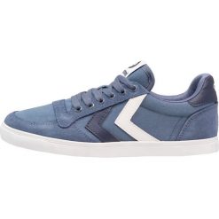 Hummel SLIMMER STADIL Tenisówki i Trampki vintage indigo. Niebieskie trampki dziewczęce Hummel, ze skóry. Za 249,00 zł.