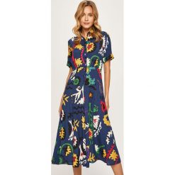 Desigual - Sukienka. Niebieskie sukienki damskie Desigual, na co dzień, bez wzorów, z wiskozy, casualowe, bez kołnierzyka, z krótkim rękawem, krótkie, midi, rozkloszowane. W wyprzedaży za 349,90 zł.