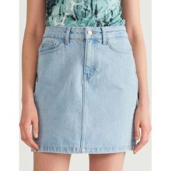 Jeansowa spódnica mini - Niebieski. Niebieskie spódniczki damskie Reserved, bez wzorów, z jeansu, mini. Za 139,99 zł.