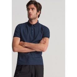 Koszulka polo z tkaniny strukturalnej - Granatowy. Niebieskie koszulki polo męskie Reserved, s, bez wzorów, z tkaniny, bez rękawów. Za 59,99 zł.