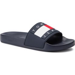 Klapki TOMMY JEANS - Flag Pool Slide EM0EM00284 Midnight/403. Niebieskie klapki męskie Tommy Jeans, bez wzorów, z jeansu. Za 199,00 zł.