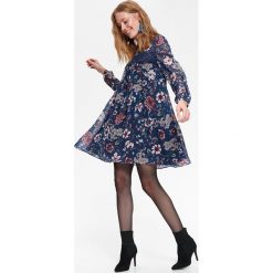 SUKIENKA W KWIATY O LUŹNYM KROJU Z KORONKĄ. Szare sukienki damskie Top Secret, na co dzień, na zimę, w koronkowe wzory, z koronki, eleganckie, bez kołnierzyka, bez rękawów. Za 159,99 zł.