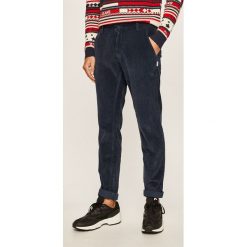 Tommy Jeans - Spodnie. Niebieskie spodnie męskie Tommy Jeans, na co dzień, bez wzorów, z elastanu. W wyprzedaży za 299,90 zł.