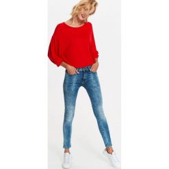 Damskie jeansy z przetarciami. Niebieskie jeansy damskie Top Secret. W wyprzedaży za 39,99 zł.