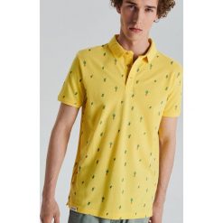 Koszulka polo all over - Żółty. Żółte koszulki męskie Cropp, s, bez wzorów, polo, bez rękawów. Za 59,99 zł.
