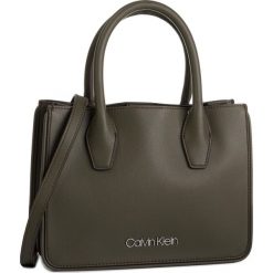 Torebka CALVIN KLEIN - Assorted Sml Tote K60K605587 LGR. Zielone torebki klasyczne damskie Calvin Klein, bez wzorów, ze skóry ekologicznej, klasyczne, bez dodatków. Za 579,00 zł.