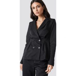 NA-KD Classic Dwurzędowa marynarka z podkreślona talią - Black. Czarne marynarki damskie NA-KD Classic, bez wzorów. Za 121,95 zł.