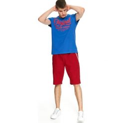 T-shirt z nadrukiem. Niebieskie t-shirty męskie Top Secret, na zimę, m, z nadrukiem, z bawełny, bez kołnierzyka, krótkie. W wyprzedaży za 19,99 zł.