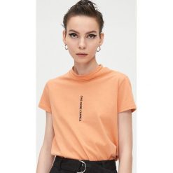 Bluzka basic ze stójką - Beżowy. Brązowe bluzki damskie Cropp, s, bez wzorów, ze stójką, bez rękawów. W wyprzedaży za 23,99 zł.
