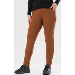 Camelowe Spodnie Xenrynne. Brązowe spodnie damskie Born2be, xl, bez wzorów, z tkaniny. Za 79,99 zł.