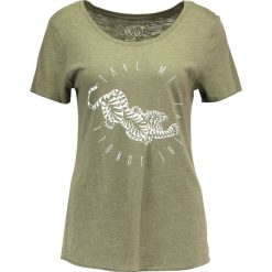 Bluzki, topy, tuniki: Juvia TAKE ME TO THE JUNGLE Tshirt z nadrukiem khaki