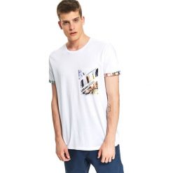 T-shirt z kieszonką. Białe t-shirty męskie Top Secret, na zimę, xl, z nadrukiem, eleganckie, bez kołnierzyka. W wyprzedaży za 19,99 zł.