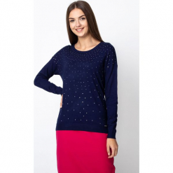 Granatowy sweter z dżetami QUIOSQUE. Niebieskie swetry klasyczne damskie QUIOSQUE, z dzianiny, z klasycznym kołnierzykiem. Za 119,99 zł.