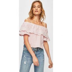 Guess Jeans - Top. Czerwone bluzki damskie Guess Jeans, s, z aplikacjami, z bawełny, bez kołnierzyka. W wyprzedaży za 179,90 zł.