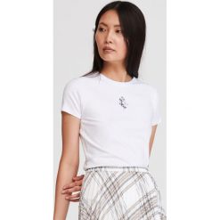 T-shirt z minimalistycznym nadrukiem - Biały. Białe t-shirty damskie Reserved, s, z nadrukiem, bez kołnierzyka. Za 29,99 zł.