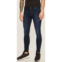 Guess Jeans - Jeansy Chris. Niebieskie jeansy męskie Guess Jeans, m, z aplikacjami. W wyprzedaży za 329,90 zł.