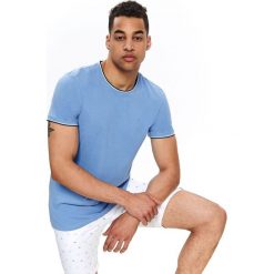 T-shirt gładki dopasowany. Niebieskie t-shirty męskie Top Secret, na zimę, m, bez wzorów, z bawełny, z okrągłym kołnierzem, krótkie. W wyprzedaży za 19,99 zł.