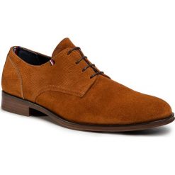 Półbuty TOMMY HILFIGER - Casual Embossed Suede Shoe FM0FM02723 Desert Khaki GWJ. Pomarańczowe półbuty męskie TOMMY HILFIGER, na co dzień, bez wzorów, ze skóry, eleganckie, bez zapięcia. Za 579,00 zł.