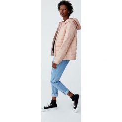 Puchowa kurtka z kapturem. Kurtki damskie Pull&Bear. Za 89,90 zł.
