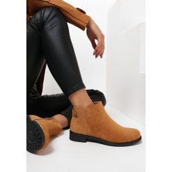 Camelowe Botki Zaehaela. Brązowe botki damskie Born2be, bez obcasa, na płaskiej podeszwie, bez zapięcia. W wyprzedaży za 119,99 zł.