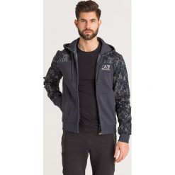BLUZA EA7 Emporio Armani. Szare bluzy męskie EA7 Emporio Armani, s, moro, z materiału, z kapturem, bez rękawów, z kapturem. Za 579,00 zł.