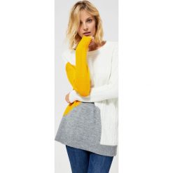 Sweter z łączonych wzorów. Żółte swetry damskie Moodo, l, bez wzorów, z elastanu, z długim rękawem, długie, bez kaptura. Za 49,99 zł.