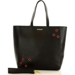 MONNARI Minimalistyczny shopper bag czarny. Czarne torby damskie na zakupy marki Monnari, w paski, ze skóry, na ramię. Za 179,00 zł.
