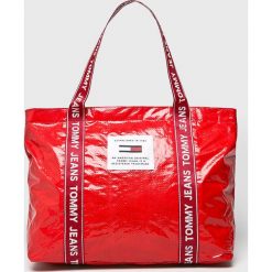 Tommy Jeans - Torebka. Czerwone torebki klasyczne damskie marki Tommy Jeans, z poliesteru, na ramię, duże. Za 229,90 zł.