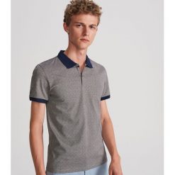 Wzorzysta koszulka polo - Szary. Szare koszulki męskie Reserved, s, bez wzorów, polo, bez rękawów. W wyprzedaży za 49,99 zł.