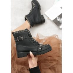 Czarne Botki Stylish. Czarne botki damskie Born2be, na niskim obcasie, na płaskiej podeszwie, z paskami. Za 139,99 zł.