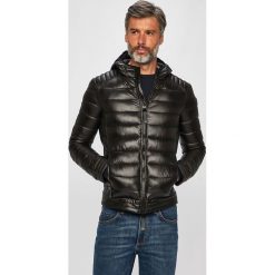Guess Jeans - Kurtka. Niebieskie płaszcze męskie Guess Jeans, s, z aplikacjami, z poliesteru, krótkie, z kapturem. Za 699,90 zł.