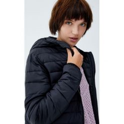 Pikowana kurtka z kapturem. Czarne kurtki damskie pikowane Pull&Bear, z kapturem. Za 79,90 zł.