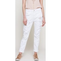 Wrangler - Jeansy. Białe jeansy damskie Wrangler, s. W wyprzedaży za 199,90 zł.