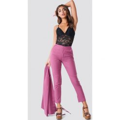NA-KD Classic Spodnie garniturowe z wysokim stanem - Pink. Różowe spodnie z wysokim stanem NA-KD Classic, z haftami, z tkaniny. W wyprzedaży za 97,17 zł.