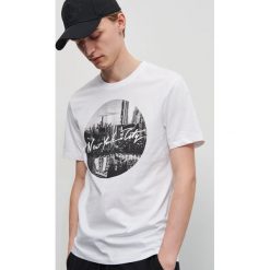 T-shirt z nadrukiem - Biały. Białe t-shirty damskie Reserved, s, z nadrukiem, bez kołnierzyka. W wyprzedaży za 39,99 zł.