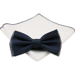 Ciemnogranatowa Mucha z Białą Poszetką -CHATTIER- Męska, z Podbiciem Geometrycznym MUCH0491. Niebieskie muszki męskie Chattier, na imprezę, w paski, eleganckie. Za 44,00 zł.