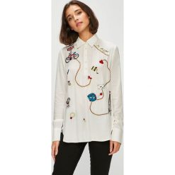 Desigual - Bluzka. Białe bluzki damskie Desigual, na co dzień, s, z haftami, z poliesteru, casualowe, bez kołnierzyka, z krótkim rękawem. W wyprzedaży za 179,90 zł.