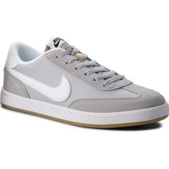 Buty NIKE - Sb Fc Classic 909096 005 Wolf Grey/White/Black. Szare półbuty męskie Nike, na co dzień, bez wzorów, z zamszu, eleganckie, bez zapięcia. W wyprzedaży za 239,00 zł.