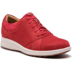 Półbuty CLARKS - Un Adorn Lace 261370254 Red Combi. Czerwone półbuty damskie skórzane marki Clarks, na płaskiej podeszwie. W wyprzedaży za 319,00 zł.