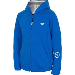 Bluza dla małych chłopców JBLM109 - niebieski. Niebieskie bluzy chłopięce 4F JUNIOR, z nadrukiem, z bawełny, z kapturem. Za 69,99 zł.