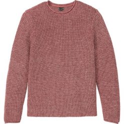 Sweter w strukturalny wzór bonprix jeżynowy. Fioletowe swetry męskie bonprix, s, z okrągłym kołnierzem. Za 37,99 zł.