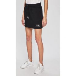 Calvin Klein Jeans - Spódnica. Czarne spódniczki damskie Calvin Klein Jeans, na co dzień, s, bez wzorów, z bawełny, mini, proste. Za 269,90 zł.
