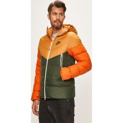 Nike Sportswear - Kurtka puchowa. Pomarańczowe płaszcze męskie Nike Sportswear, m, bez wzorów, z poliesteru, krótkie, z kapturem. Za 599,90 zł.