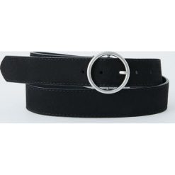 Pasek z okrągłą sprzączką. Czarne paski damskie Pull&Bear, w paski. Za 29,90 zł.